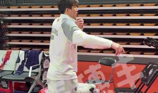 好久不见！郭艾伦在广州男篮主场观战 并为球迷签名